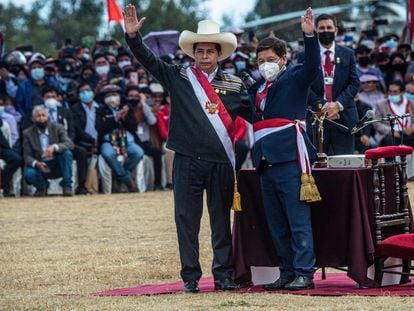 El presidente de Perú, Pedro Castillo (izquierda), tras tomar juramento a Guido Bellido como primer ministro en la Pampa de la Quinua.