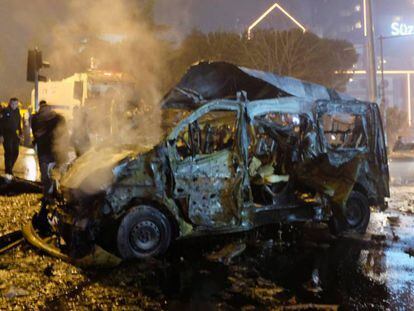 Un coche incendiado después de la explosión en Estambul.