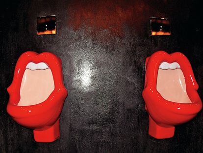 Los urinarios  del Plata tienen la forma de los labios de Mick Jagger.