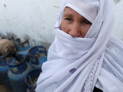 Una mujer palestina hace cola para obtener gas durante el alto el fuego entre Israel y Hamás en la franja de Gaza, este sábado.