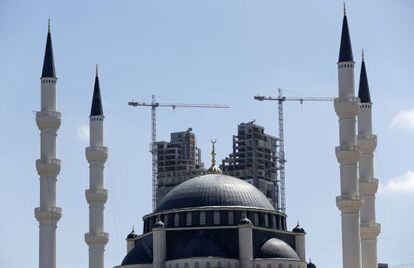 Un edificio en construcción asoma tras la mezquita Mimar Sinan, en Estambul