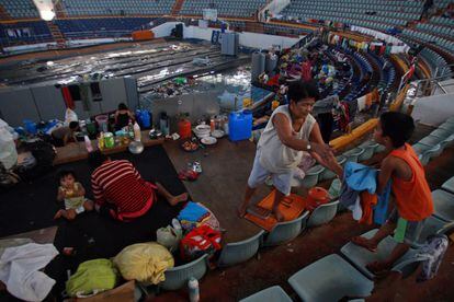Supervivientes del tifón Haiyan en el interior de un polideportivo donde viven tras el paso del huracán, 15 de noviembre de 2013.