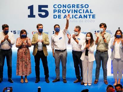 Carlos Mazón, con la mano alzada, el presidente del PP, Pablo Casado (3i), y otros cargos del partido, en el congreso de Alicante.