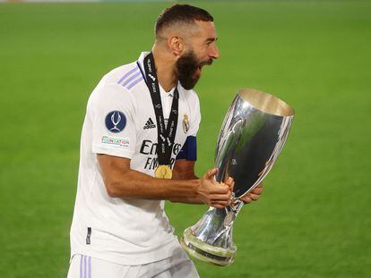 Karim Benzema, con el trofeo de la Supercopa de Europa.