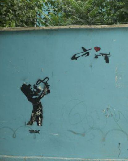 Fotograma del film 'National Bird' que muestra un grafiti en Kabul, Afganistán.