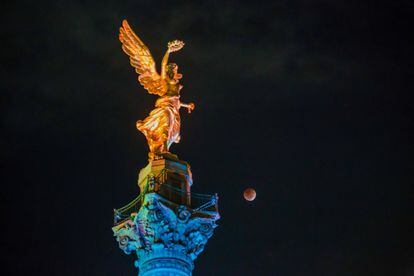 La luna detrás del Ángel de la Independencia, en Ciudad de México.