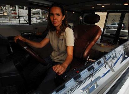 Olga Sola posa en la cabina de mando del <i>Odisea</i>, amarrado en el puerto de L'Escala (Girona).