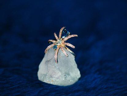 Anillo con forma de araña hecho con oro rosa de 18 quilates.