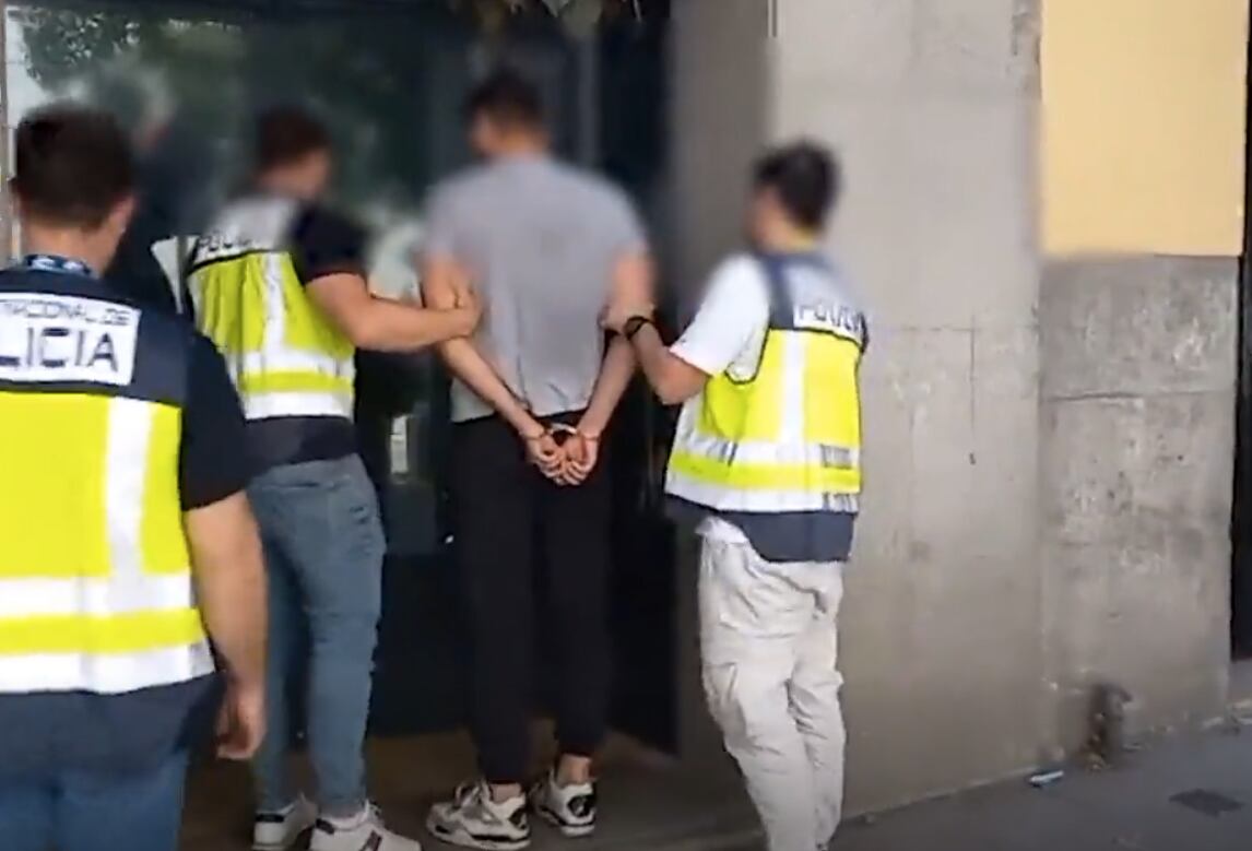 Uno de los detenidos por estafar a clientes de una entidad de crédito.