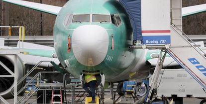 En esta foto de archivo, un trabajador revisa un Boeing 737 Max en Renton, Washington (Estados Unidos). 