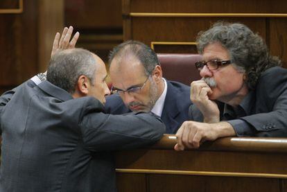 De izquierda a derecha, Josu Erkoreka (PNV) habla con Joan Ridao y Joan Tardà (ERC), en el Congreso.