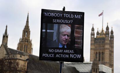Un manifestante a las puertas del Parlamento británico, en Londres, después de conocer las fiestas a las que asistía Boris Johnson durante la pandemia.