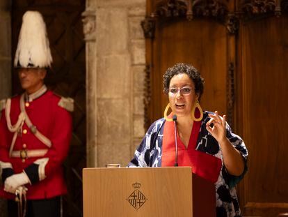 La escritora marroquí Najat El Hachmi lee el pregón de la Mercè 2023, en el Saló de Cent del Ayuntamiento de Barcelona, el pasado 22 de septiembre.