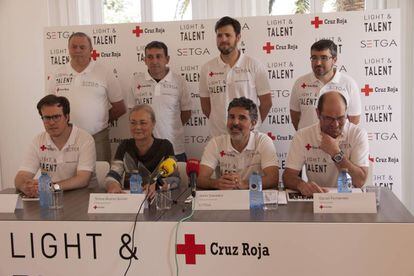 Los representantes de Setga y Cruz Roja en Pontevedra, durante la rueda de prensa de presentaci&oacute;n del proyecto.