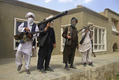 Un grupo de combatientes talibanes posa con sus armas en un lugar desconocido del sureste de Afganistán, el jueves.