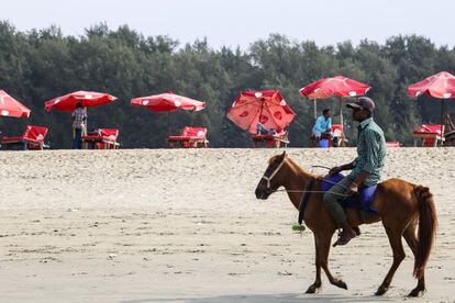 Una de las razones por las que Bangladesh quiere repatriar a los rohinyás es puramente económica. El Gobierno tiene ambiciosos planes de desarrollo para el distrito costero de Cox’s Bazar, destino tradicional de luna de miel entre los bangladesíes y que alberga la playa de arena ininterrumpida más larga del planeta.