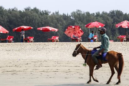 Una de las razones por las que Bangladesh quiere repatriar a los rohinyás es puramente económica. El Gobierno tiene ambiciosos planes de desarrollo para el distrito costero de Cox’s Bazar, destino tradicional de luna de miel entre los bangladesíes y que alberga la playa de arena ininterrumpida más larga del planeta.