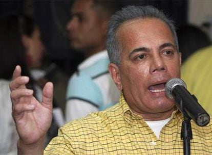 La Fiscalía General de Venezuela pidió ayer a los tribunales que emitan una orden de detención contra el dirigente opositor.