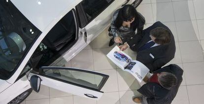 Una pareja se interesa por la compra de un coche, en Madrid.