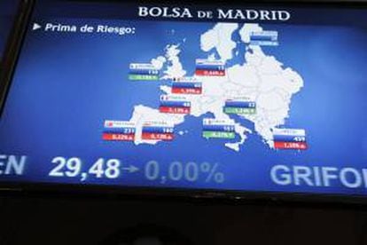 Vista de un panel que de la Bolsa de Madrid que refleja la evolución de la prima de riesgo de los países europeos. La prima de riesgo española inició la semana en 160 puntos básicos, sin cambios respecto al cierre del viernes, por lo que continúa en niveles mínimos desde octubre de 2010.