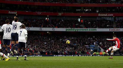 El centrocampista del Arsenal marca dos goles al Aston Villa y se lesiona de nuevo
