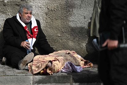 Un hombre junto al cadáver de un fallecido por el terremoto en la localidad de Kahramanmaras (Turquía). 