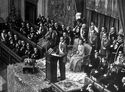 Juan Carlos I pronuncia su primer discurso como rey tras prestar juramento ante las Cortes.