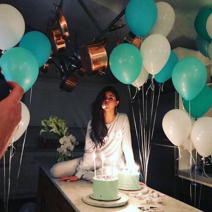 De nuevo, ella. Selena Gomez ha demostrado este 2017 ser la reina absoluta de Instagram. No solo porque es la persona con más seguidores del mundo, sino porque de las 10 fotos publicadas en la red social que más han gustado, ella ha publicado la mitad. La última de esta lista es la imagen de la fiesta de su 25 cumpleaños, y tiene 7.062.973 de 'likes'.