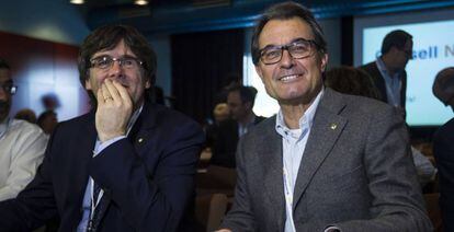 El presidente de CDC Artur Mas (d), junto al president de la Generalitat, Carles Puigdemont (i).