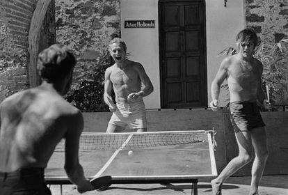 Los actores Paul Newman y Robert Redford descansan en la grabación de 'Comando secreto' en 1968 jugando al tenis de mesa.