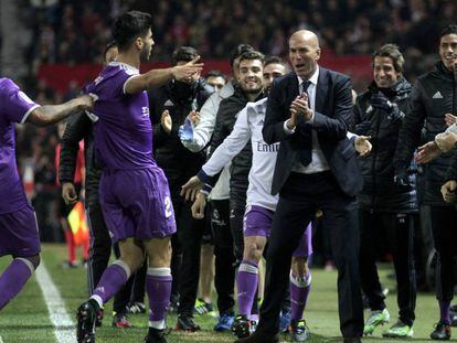 Asensio celebra con Zidane su gol ante el Sevilla. Vídeo: momento del sorteo.