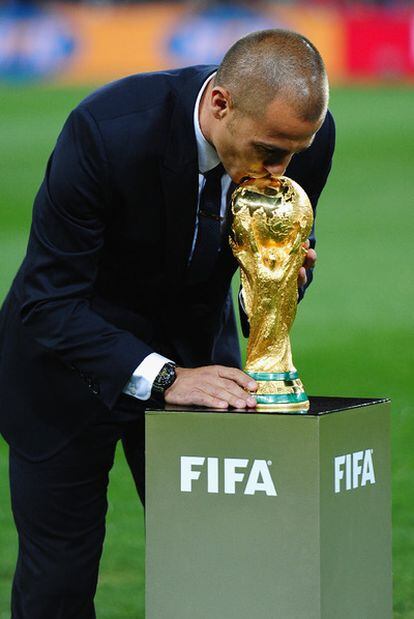 Cannavaro besa ayer la Copa del Mundo.
