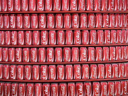 Latas de Coca Cola.