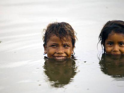 Dos niñas se bañan en la Ciénaga Grande de Santa Marta.