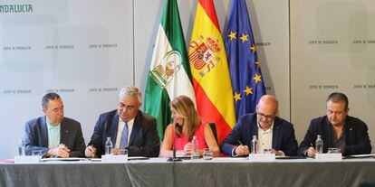 Susana Díaz y el consejero andaluz Antonio Ramírez (a su drcha.) firman el acuerdo marco con los sindicatos.