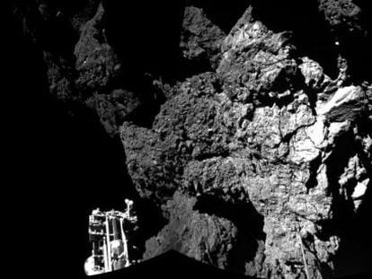 &#039;Philae&#039;, posado en el cometa y fotografiado por &#039;Rosetta&#039;.