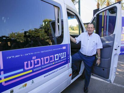 El alcalde de Tel Aviv, Ron Huldai, posa en el lanzamiento de los nuevos autobuses de transporte público durante Shabat.