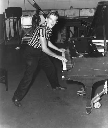 Jerry Lee Lewis nació en Ferriday (Louisiana) en 1935, en el seno de una familia de escasos recursos que supo barruntar su talento artístico y se empeñó para comprarle un piano de pared de tercera mano que le enseñaron a tocar desde los 10 años. En la imagen, Jerry Lee Lewis posa para un retrato en 1957.