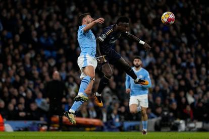 Vinicius Junior finishes off with a header against the opposition of Rubén Dias.