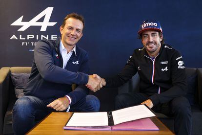 El máximo responsable de Alpine, Laurent Rossi (i), y el piloto de Fórmula Uno, Fernando Alonso, durante la firma de renovación de contrato del piloto asturiano.