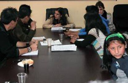 La presidenta de la Cámara de Senadores de Bolivia, Gabriela Montaño (d), fue registrada este jueves, durante una reunión con niños y adolescentes trabajadores, en La Paz (Bolivia).