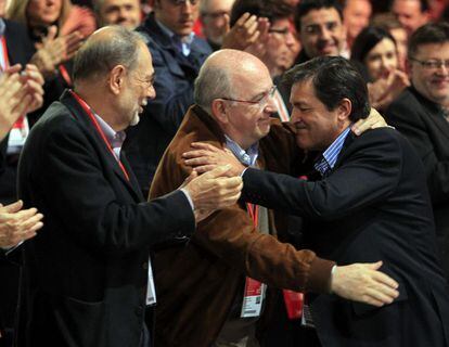 El presidente de Asturias y líder de los socialistas asturianos, Javier Fernández (dcha), saluda al comisario europeo de Competencia, Joaquín Almunia, en presencia del exsecretario general de la OTAN Javier Solana, durante la conferencia política.