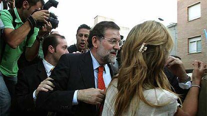 Mariano Rajoy, custodiado por un escolta al finalizar el acto.