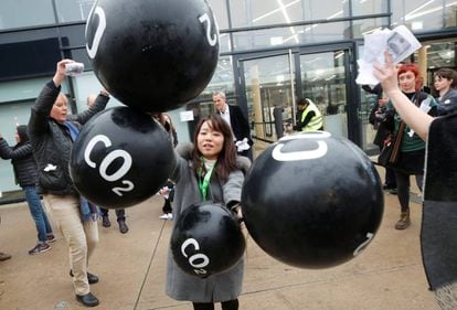 Protesta de activistas contra los combustibles f&oacute;siles en la cumbre de Bonn.