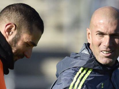Benzema y Zidane en el primer entrenamiento del t&eacute;cnico en Valdebebas. 