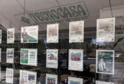 Anuncios de venta de pisos en el escaparate de una inmobiliaria.