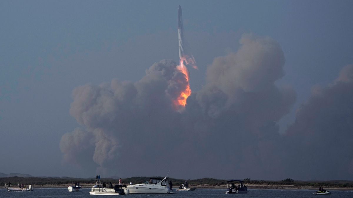 Starship' explodes minutes after take-off 