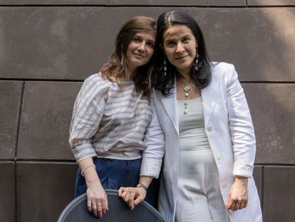 La actriz Arcelia Ramírez y la directora Teodora Mihai en la presentación de la película 'La civil', en la Cineteca Nacional, este lunes.