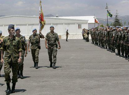 El jefe de Estado Mayor de la Defensa española, el general José Julio Rodríguez, pasa revista a las tropas durante su visita a la base española "Miguel de Cervantes", en Marjayún.