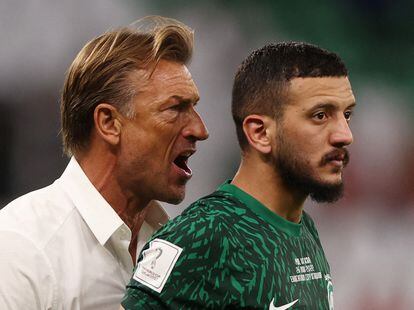 Herve Renard, entrenador de Arabia Saudí, da indicaciones a su jugador Abdulellah Al-Malki durante el partido frente a Polonia.